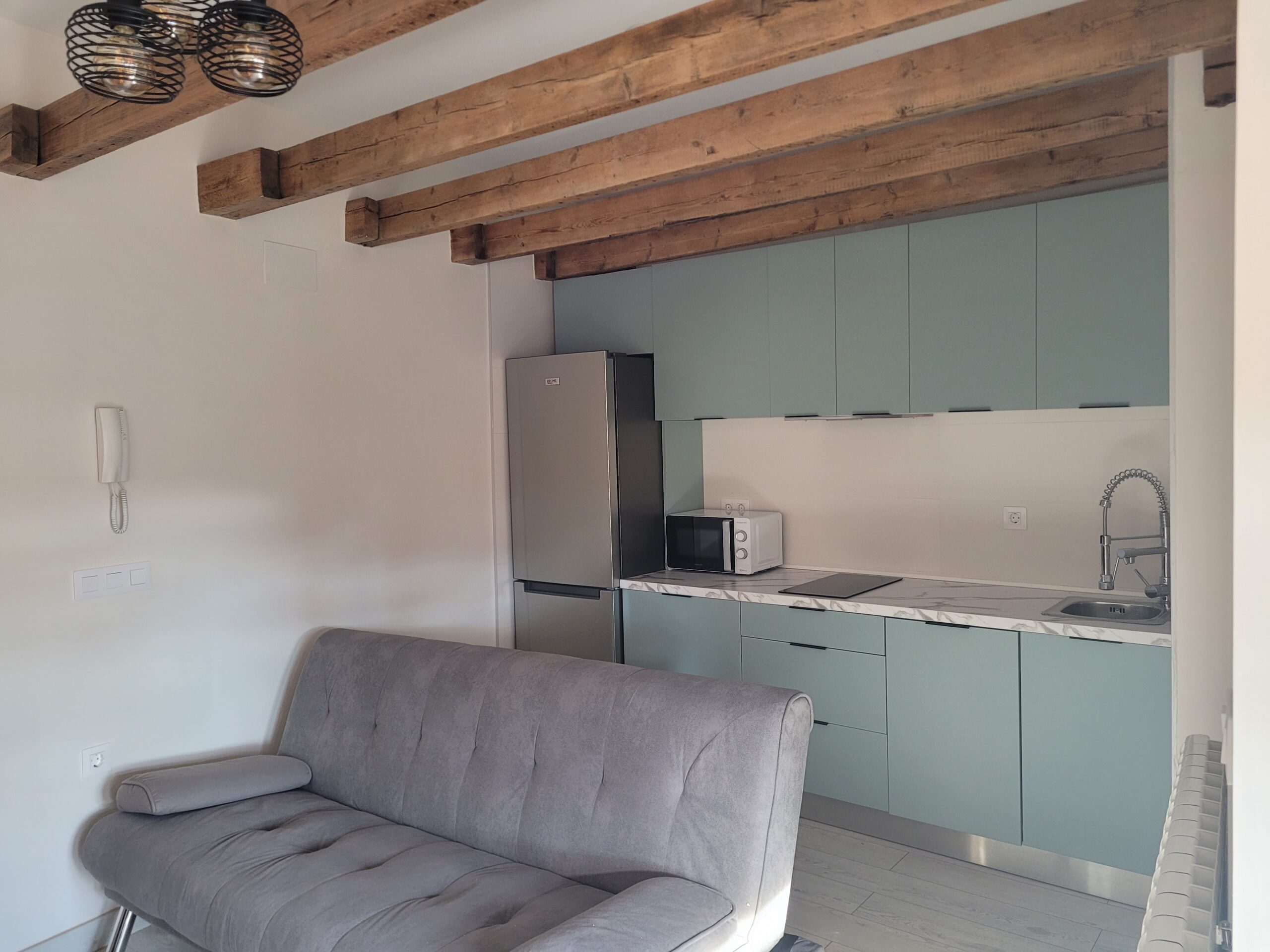 vista-cocina-sala-el-atico-de-entrevias