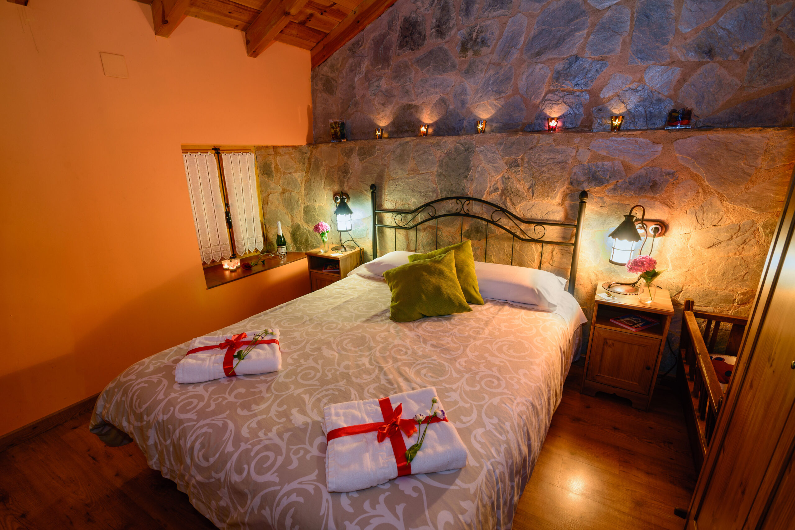 Habitación cama grande Casa Rural Entre Valles – Leon