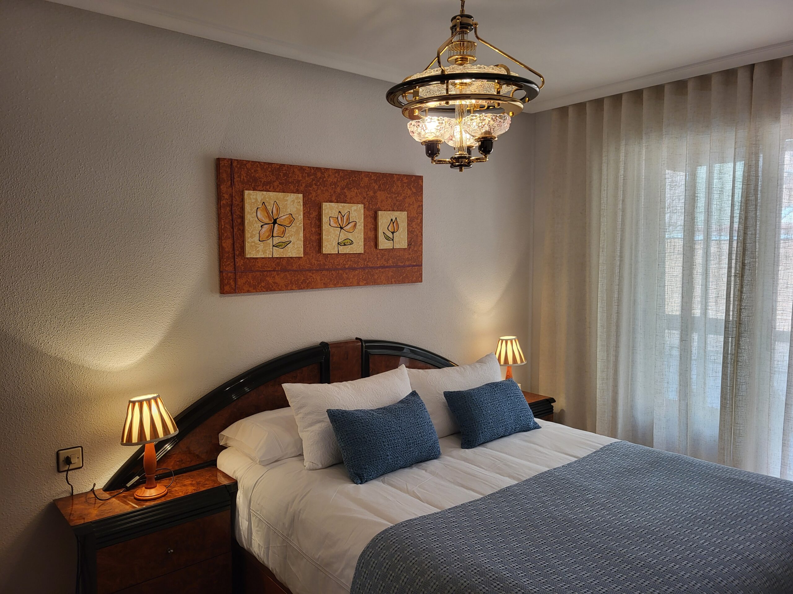 Habitación cama grande – VuT Reina y Santa (1)